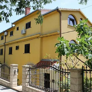 ** Pensión Eros Croacia